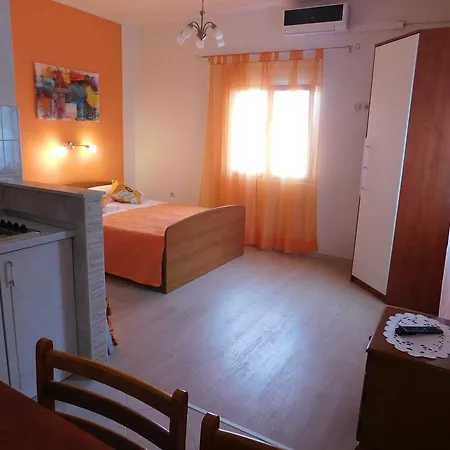 Apartment & Vitt *