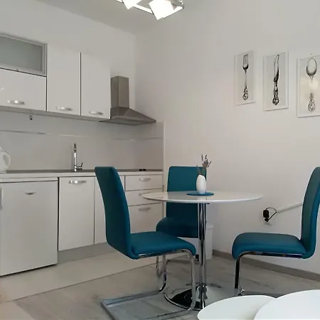 Apartment & Vitt *