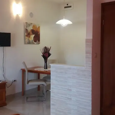 Apartment & Vitt *